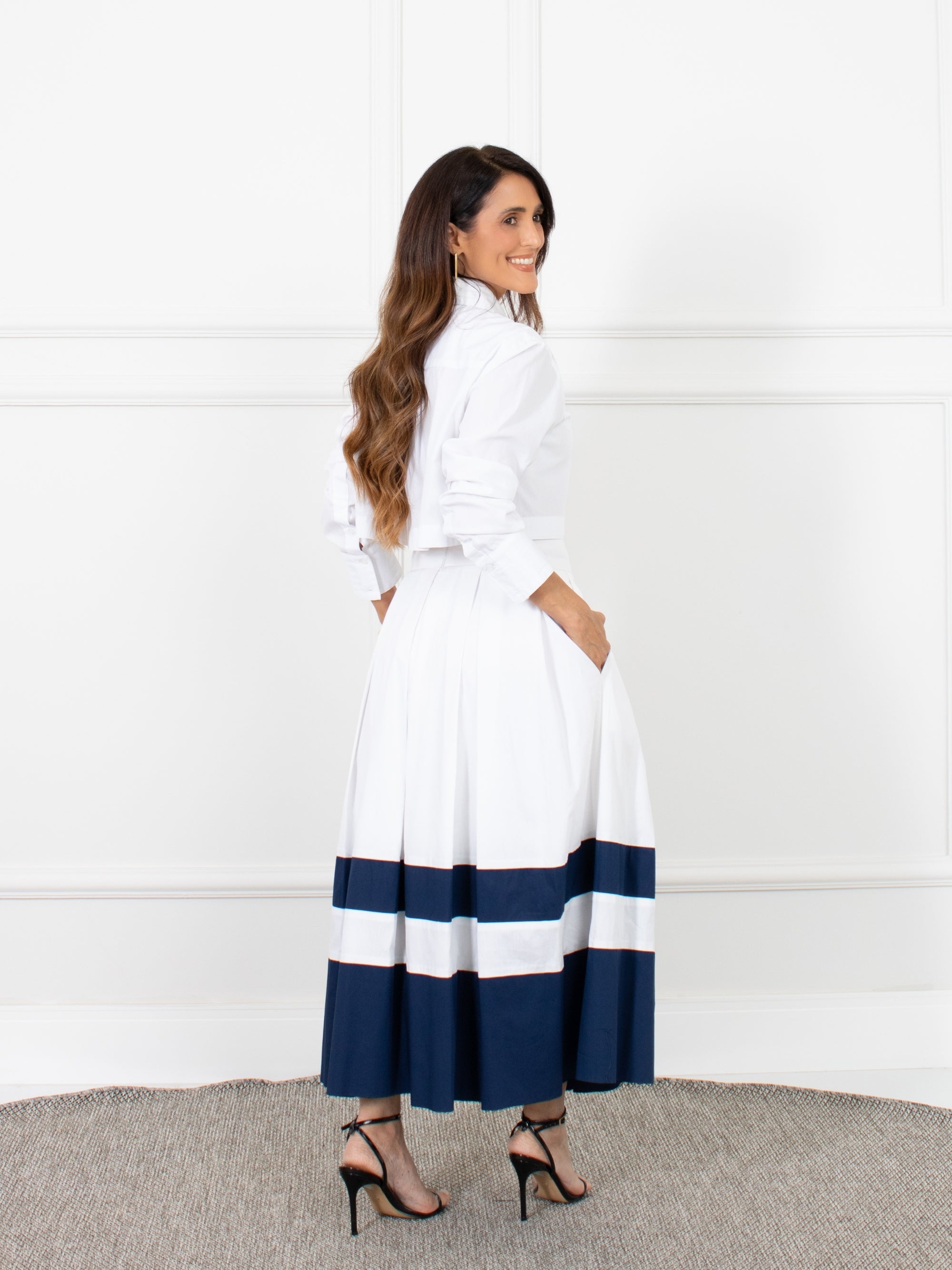 Saia Branca barra Azul