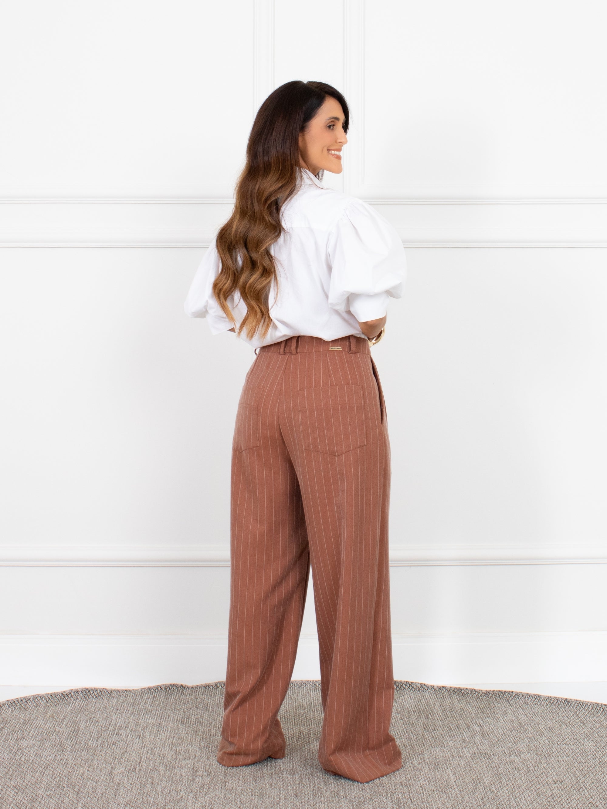 Calça pantalona Amanda - Risca de giz Marron