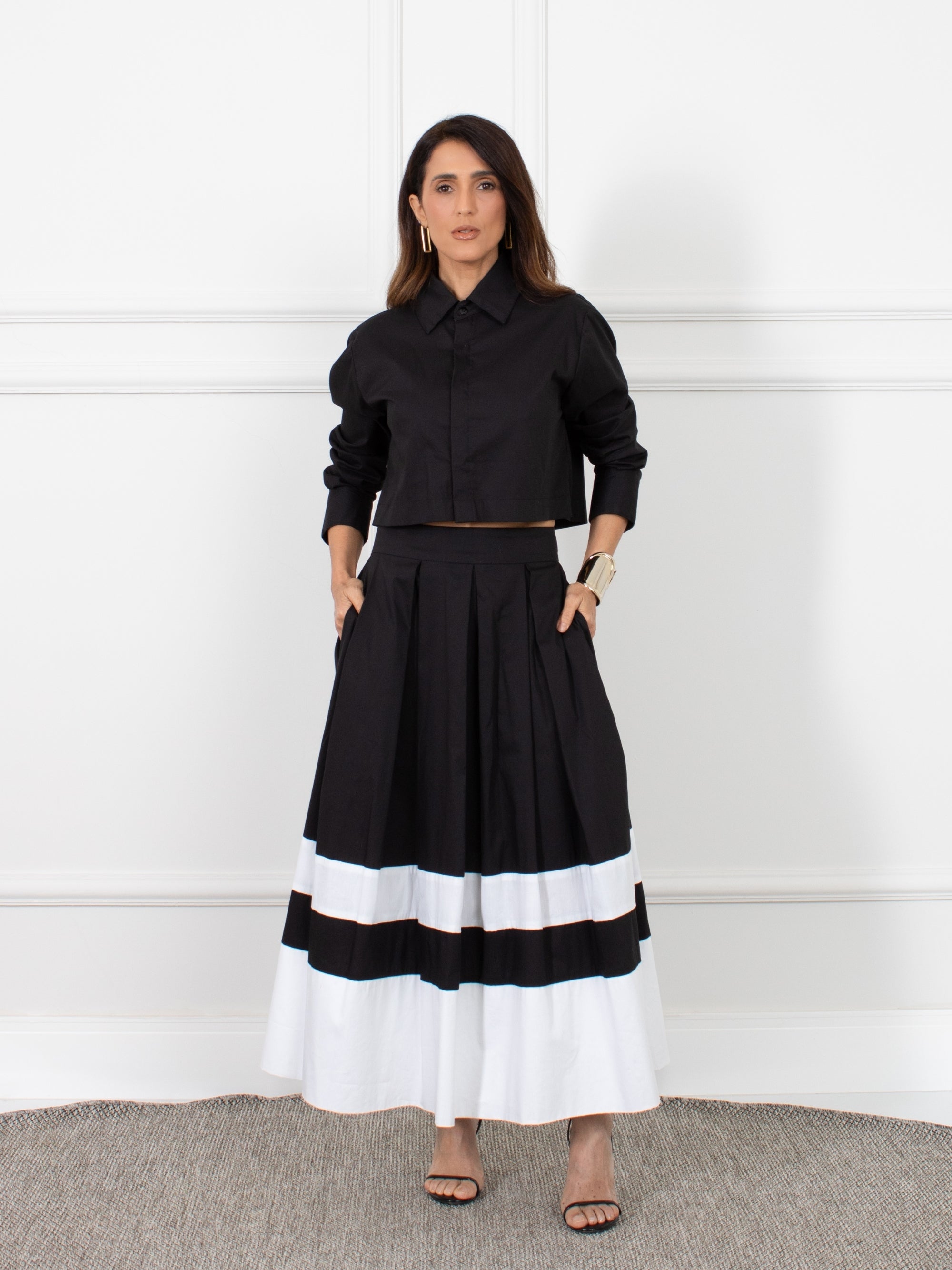 Saia preta barra branca